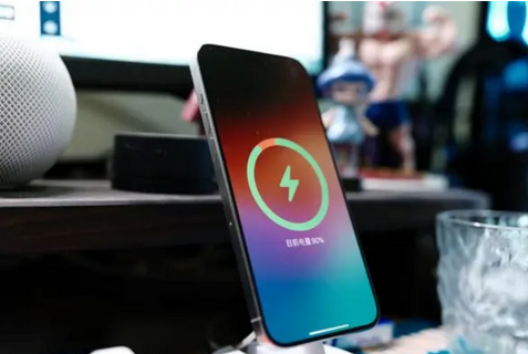 余江苹果15换屏服务分享用什么充电器给iPhone15充电更好 
